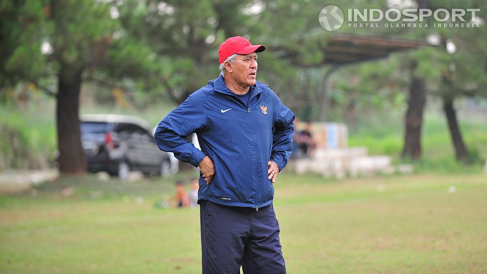 Rudy Ketljes saat memberikan instruksi latihan U-19 B di lapangan POR Sawangan Depok, Selasa (26/06/14). - INDOSPORT