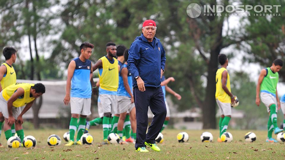 Rudy Ketljes saat memberikan instruksi latihan U-19 B di lapangan POR Sawangan Depok, Selasa (26/06/14).