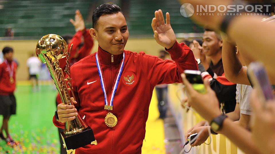 Caisar Oktavianus membawa piala MNC Futsal Championship 2014 berkeliling untuk menyalami pendukung timnas futsal Indonesia setelah mengalahkan China dengan skor 4-3 di Istora Senayan, Rabu (03/09/1 - INDOSPORT
