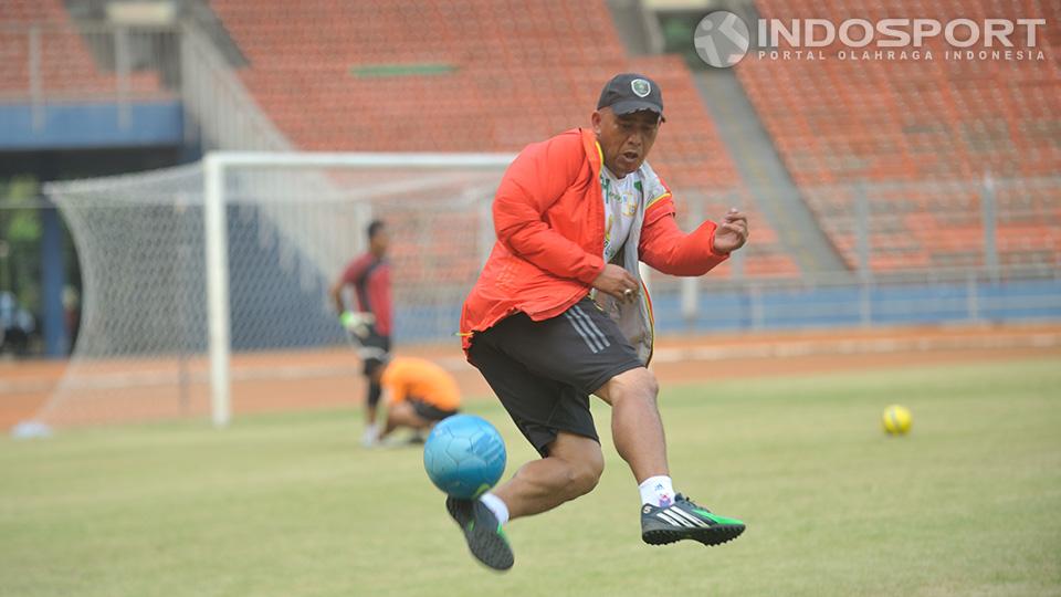 Pelatih Barito Putera, Salahudin, saat latihan menjelang kontra Persija di SUGBK (04/09/14).