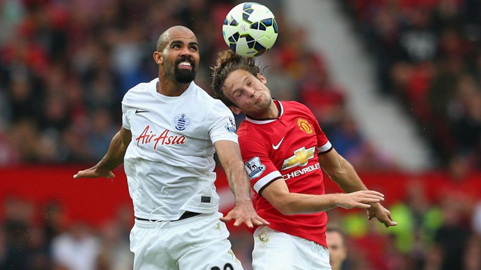 Daley Blind dari Manchester United (kanan) dalam pertandingan Barclays Premier League antara Manchester United dan Queens Park Rangers di Old Trafford pada (15/9/14) di Manchester, Inggris. Copyright: GETTY IMAGES