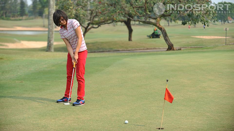 Michela Tjan menjadi juara setelah mengantongi total skor 297 pada Kejurnas Golf Amatir 2014 di Gading Raya Padang Golf and Club, Serpong, Tangerang, Banten. Jumat (26/09/14). Copyright: Ratno Prasetyo/INDOSPORT