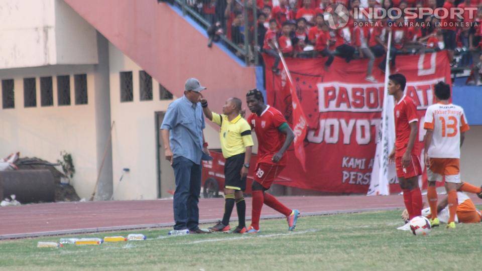 Pelatih Persis Solo, Widyantoro dan kapten tim Persis, Nnana Onana saat melakukan protes keras terhadap wasit dalam laga 8 besar Divisi Utama PSSI di Stadion Manahan, Solo, Jumat (03/10/14). Copyright: Raditya Erwiyanto/INDOSPORT