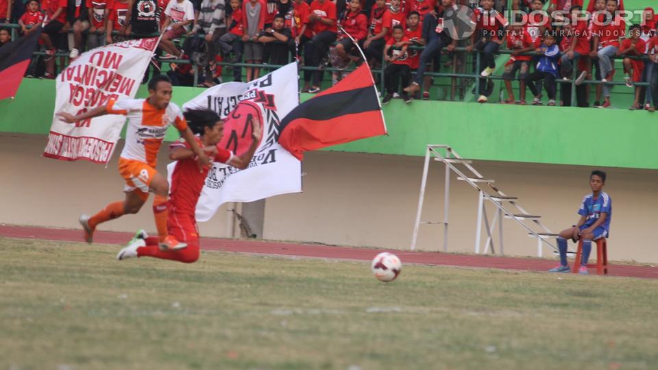 Striker andalan Persis Solo, Fery Anto saat dijatuhkan salah seroang pemain belakang Pusamania Borneo FC di kotak terlarang Stadion Mahanan, Solo, Jumat (03/10/14). Copyright: Raditya Erwiyanto/INDOSPORT