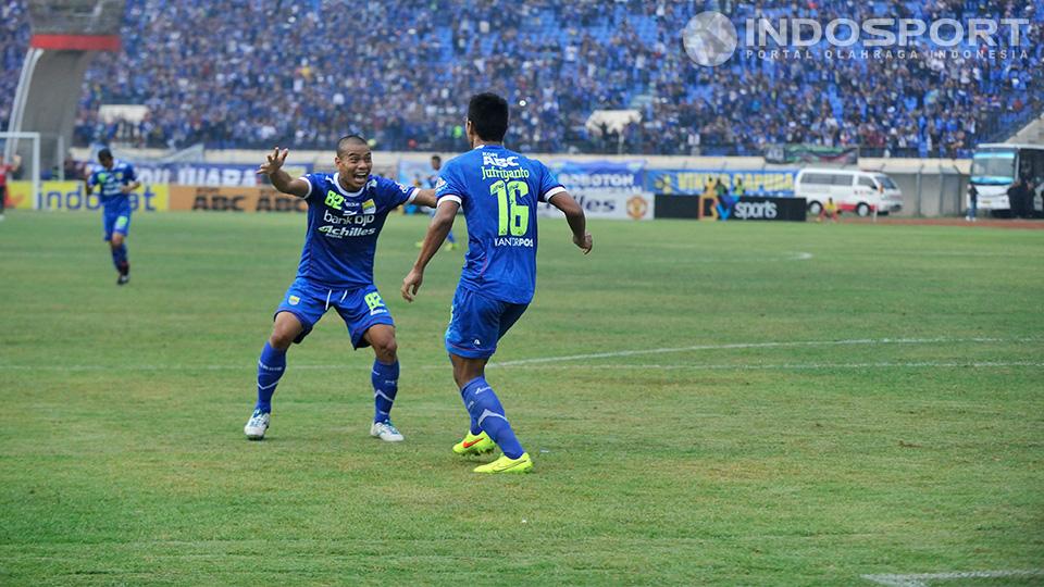 Tantan (jersey no 82) teriak kegirangan menyambut Ahmad Jufriyanto setelah membobol gawang PBR. Pertandingan berlangsung di stadion Si Jalak Harupat, Soreang, Bandung. Senin (06/10/14).  Copyright: Ratno Prasetyo/INDOSPORT