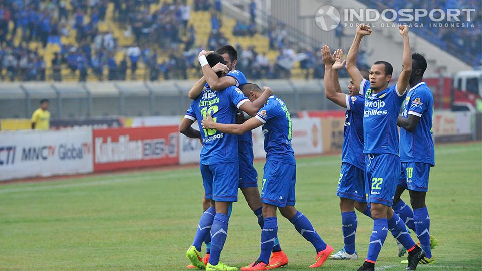 Pemain Persib merayakan gol yang dibuat Ahmad Jufriyanto dan mengalahkan PBR dengan skor 1-0. Pertandingan berlangsung di stadion Si Jalak Harupat, Soreang, Bandung. Senin (06/10/14). Copyright: Ratno Prasetyo/INDOSPORT