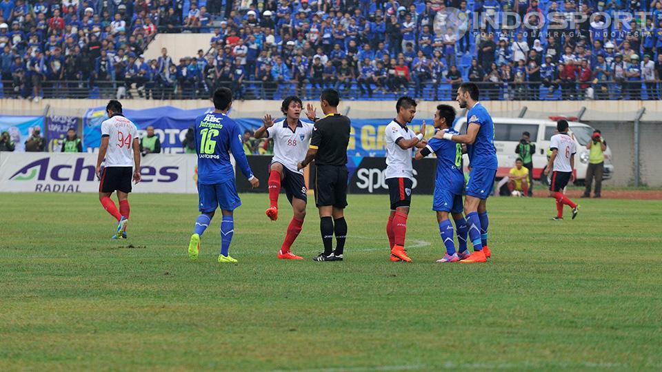 Rizky Pellu memprotes keputusan wasit yang memberinya kartu kuning sementara Bambang Pamungkas mencoba menenangkan Taufik dari Persib. Pertandingan berlangsung di stadion Si Jalak Harupat, Soreang, Bandung. Senin (06/10/14).