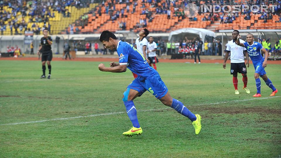 Achmad Jufriyanto, gelandang Persib Bandung, mencetak satu-satunya gol ke gawang PBR pada babak delapan Besar di Stadion Si Jalak Harupat, Bandung, Senin (06/10/14). - INDOSPORT