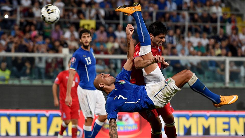 Salah satu aksi akrobatik Simone Zaza yang melakukan tendangan salto. Copyright: GETTY IMAGES