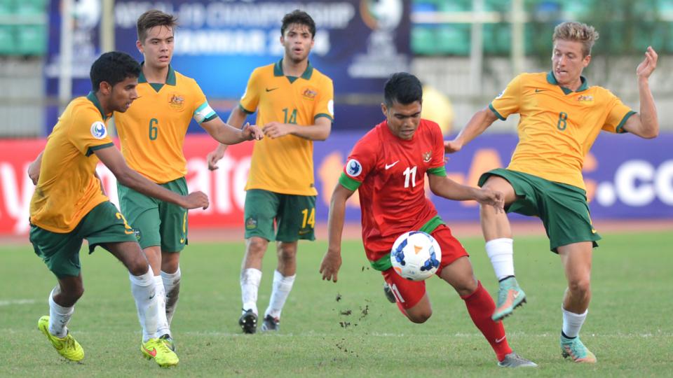 Pesepakbola timnas U-19 Indonesia Hendra Sandi Gunawan (kedua kanan) menggiring bola melewati kawalan pesepakbola timnas U-19 Australia saat pertandingan Grup B Piala Asia U-19 di Stadion Thuwunna Youth Training Center Yangon, Myanmar, Minggu (12/10). Copyright: INTERNET