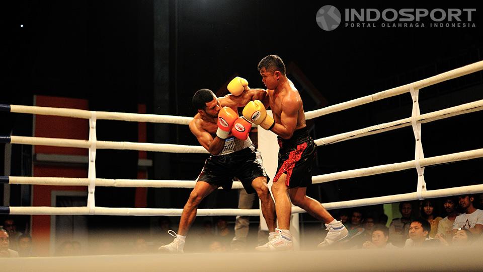 Pilipus Rangga berusaha menahan serangan Edi Comaro dalam gelar Ring Tinju TVRI kelas ringan 61,2 kg. Bertempat di studio TVRI, Senayan.
