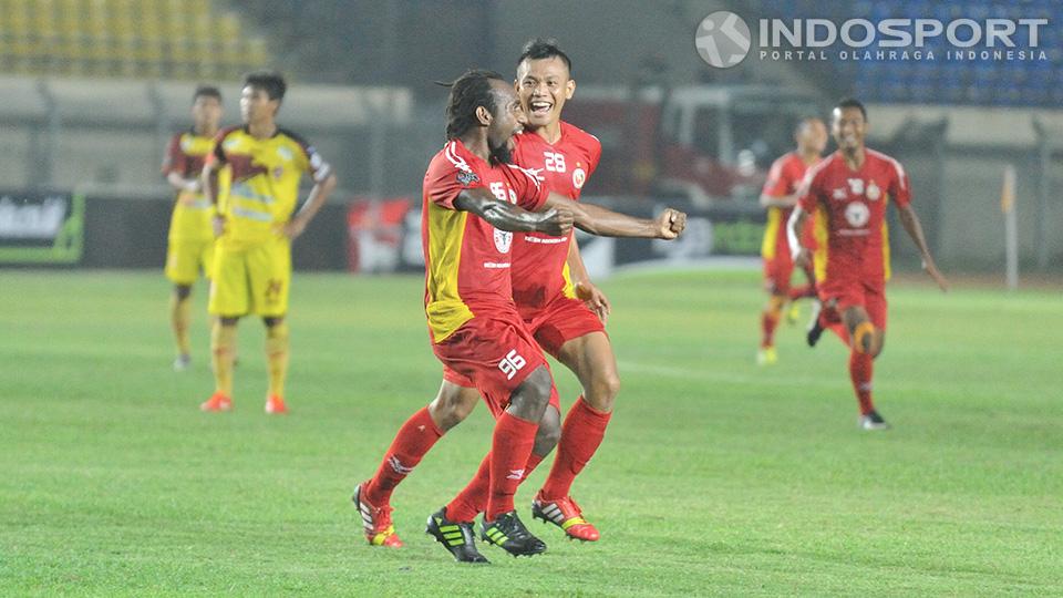Nerius Alom merayakan golnya ke gawang Sriwijaya FC U-21 di Stadion Si Jalak Harupat, Soreang, Kabupaten Bandung. Minggu (19/10/14).