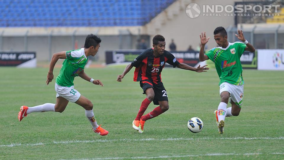 Pemain Persipura Jayapura Fredi Jefferson Isir (tengah) mencoba menembus pertahanan ketat Mitra Kukar yang dikawal oleh Muhammad Saddam (kanan) dan Nhoval Fandianur.