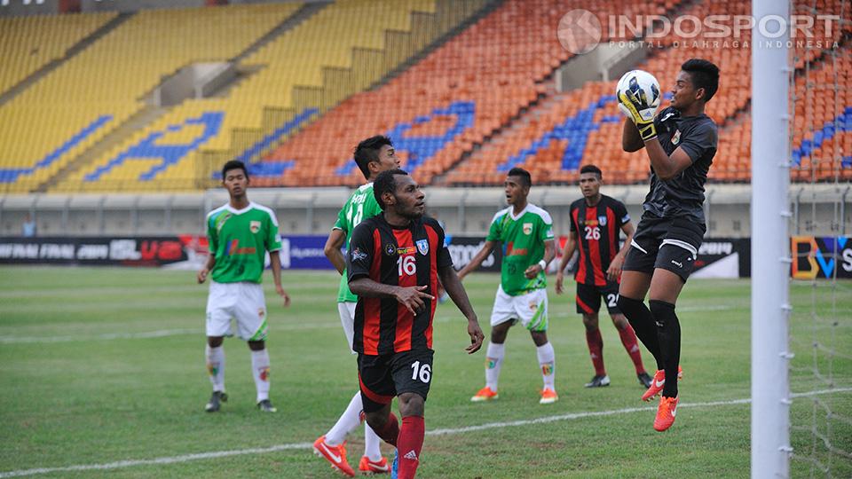 Kiper Mitra Kukar U-21 Riki Pambudi menyelamatkan gawangnya dari gempuran pemain Persipura Jayapura U-21 di pertandingan perebutan tempat ketiga di Soreang, Minggu (19/10/14).