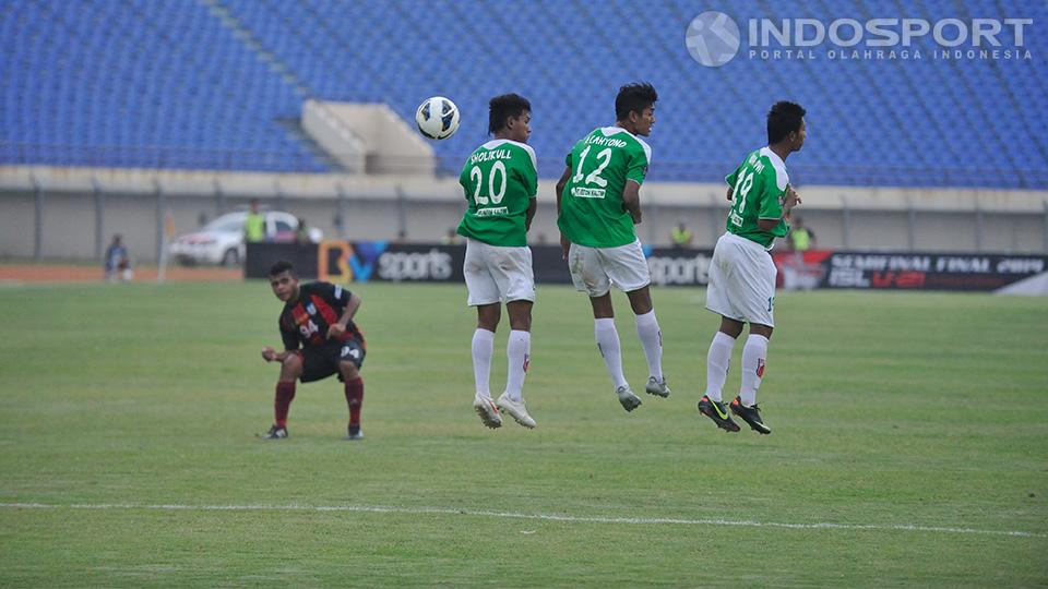 Pagar hidup Mitra Kukar kokoh menahan serangan free kick pemain Persipura Jayapura.