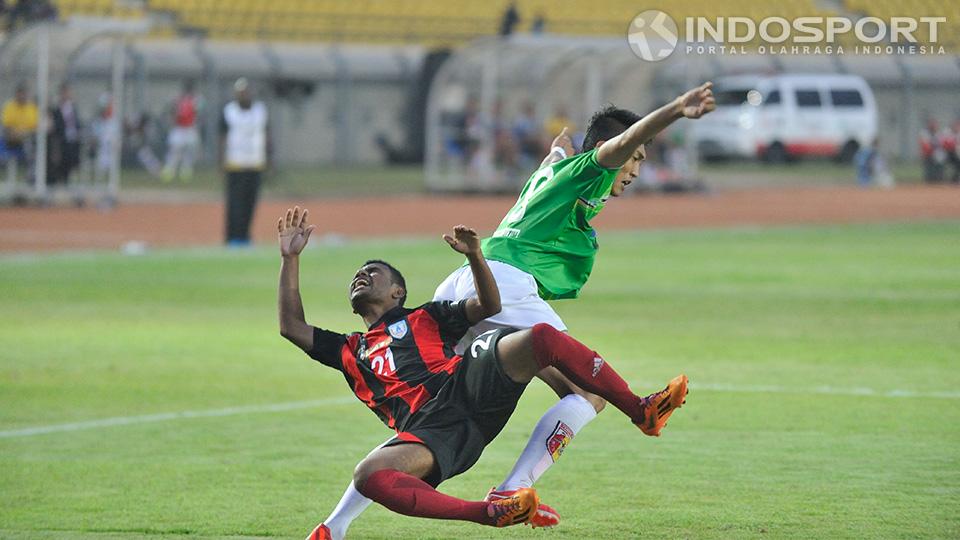 Pemain Mitra Kukar Nhoval Fandianur menjegal Zeth Benyamin dari Perispura di partai perebutan ketiga Liga Super U-21 di Stadion Si Jalak Harupat.