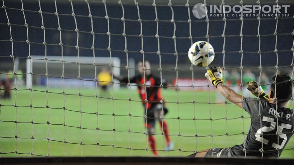 Kiper Mitra Kukar Riki Pambudi gagal menghalau tendangan penalti pemain Persipura. Persipura menjadi juara ketiga berkat kemenangan 5-4 lewat adu tendangan penalti.