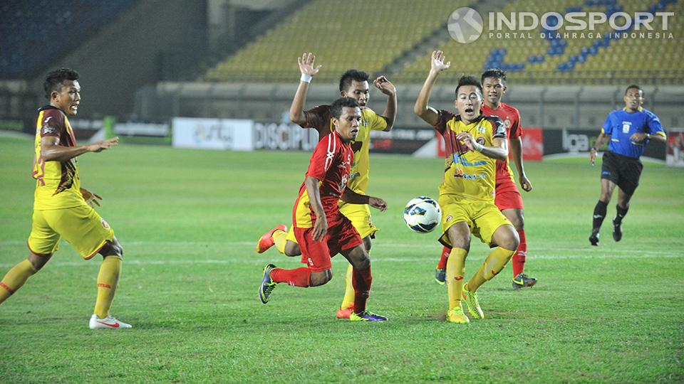 Pemain Semen Padang Hendra A Bayaw menjadi momok menakutkan bagi pertahanan Sriwijaya sampai harus dikawal tiga orang pemain.