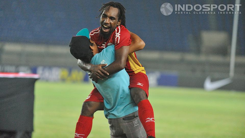 Nerius Alom dari Semen Padang bergembira dengan ofisial Semen Padang setelah dinobatkan sebagai pemain terbaik U-21 musim kompetisi 2013-14.