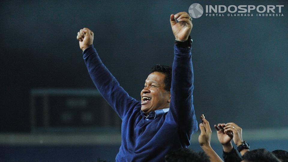 Pelatih Semen Padang Delfi Adri diangkat pemain dan ofisial setelah Semen Padang mengalahkan Sriwijaya dengan skor 4-0 di final U-21..
