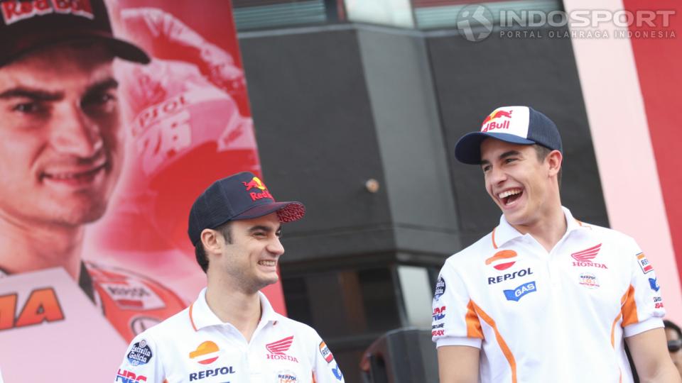 Dua pebalap Repsol Honda, Dani Pedrosa (kiri) dan Marc Marquez, saat menyapa para penggemar Indonesia di Sirkuit Sentul, Bogor, Selasa (21/10/14)