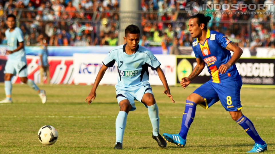 Gelandang Arema Cronus, Gustavo Lopez (kanan), dihadang gelandang Persela, Dhanu Rosade, dalam duel 8 Besar ISL 2014 di Stadion Surajaya Lamongan, Rabu (8/10/14) lalu.