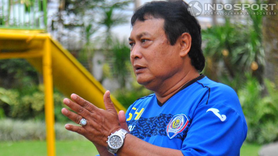  Pelatih Arema Cronus Suharno saat memberikan intruksi anak didiknya dalam latihan 