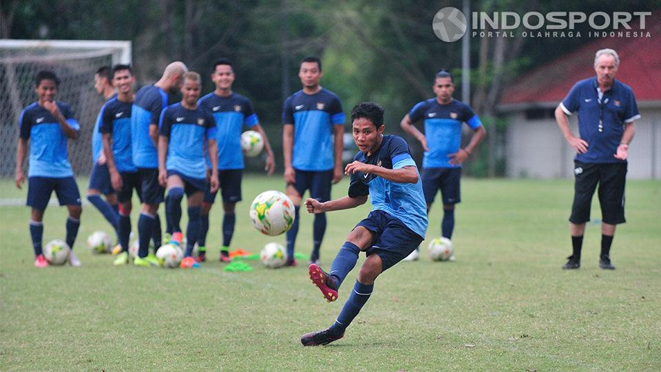 Evan Dimas saat mengikuti sesi latihan bersama timnas senior di lapangan Sekolah Pelita Harapan (SPH) Karawaci, Banten. Rabu (05/11/14). Copyright: Ratno Prasetyo/ INDOSPORT