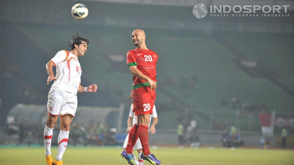 Sergio Van Dijk berusaha mendapatkan umpan bola lambung di depan gawang Syria. Syria menang atas Indonesia 2-0 pada pertandingan persahabatan di Gelora Bung Karno. Sabtu (15/11/14).)   Copyright: Ratno Prasetyo/INDOSPORT