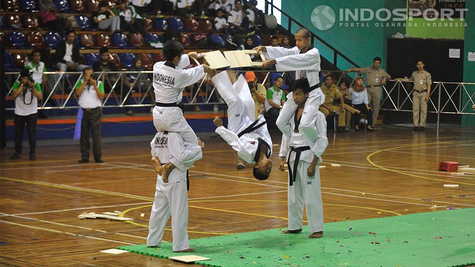 Tim tae kwon do Al Asriyah Nurul Iman Islamic Boarding School, Bogor mempertunjukkan kebolehannya mengeluarkan jurus-jurus tae kwon do dalam pembukaan Pekan Olahraga Kota 2014 di GOR Bulungan, Jakarta Selatan. Rabu (19/11/14). - INDOSPORT