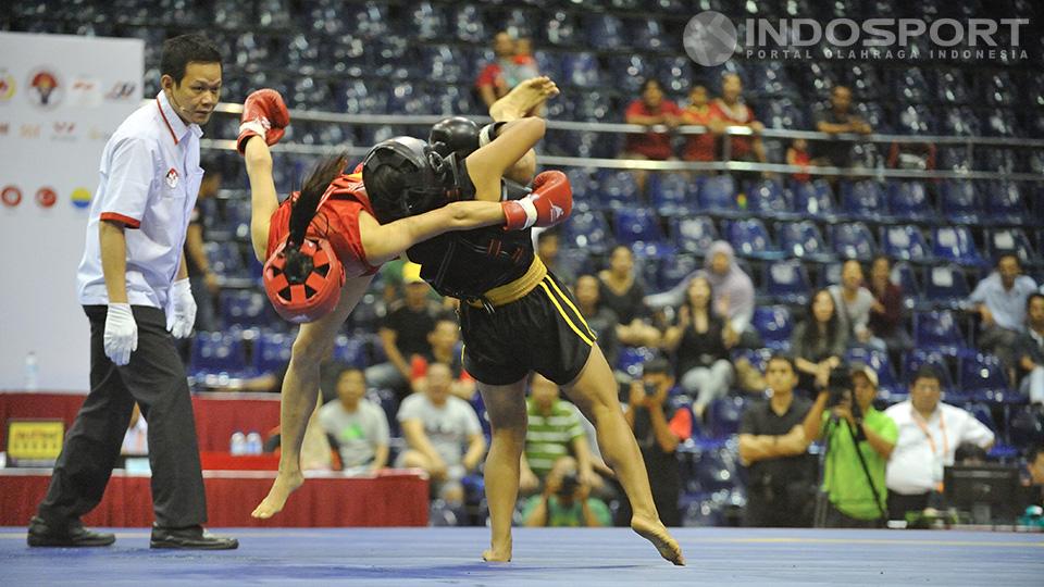 Junita Malau (kanan) saat membanting Chinh Nguyen Tinh dari Vietnam.