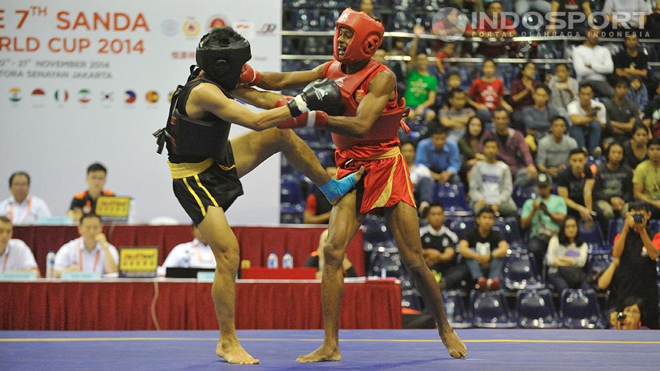 Edowar Virnanda dan Santosh Kumar dari India saling berbagi pukulan dan tendangan.