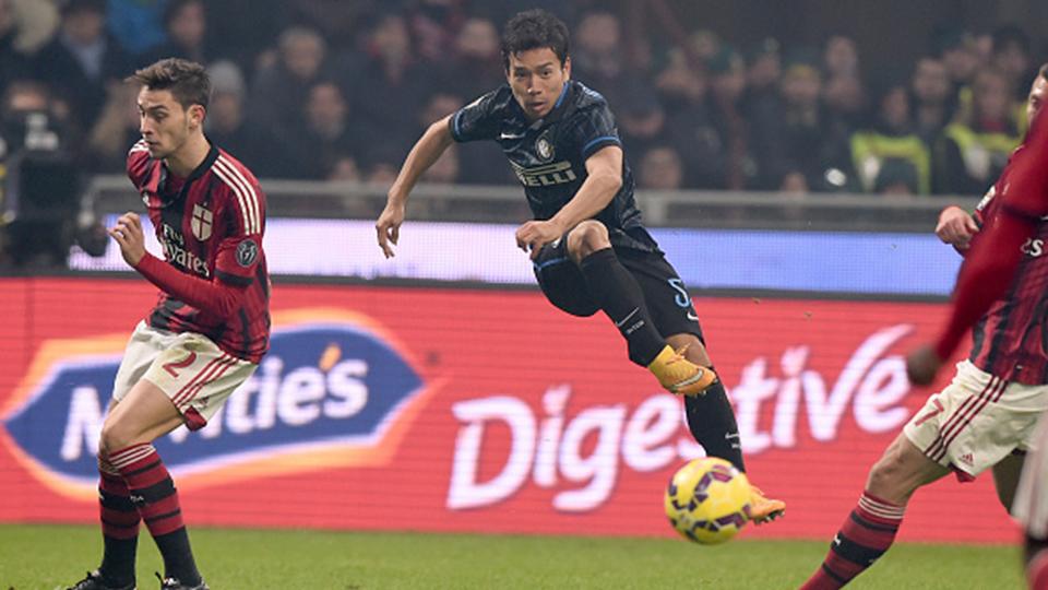 Bek kanan Internazionale Yuto Nagatomo melancarkan tendangan keras ke gawang AC Milan yang dikawal mantan kiper Real Madrid Diego Lopez. Copyright: GETTY IMAGES