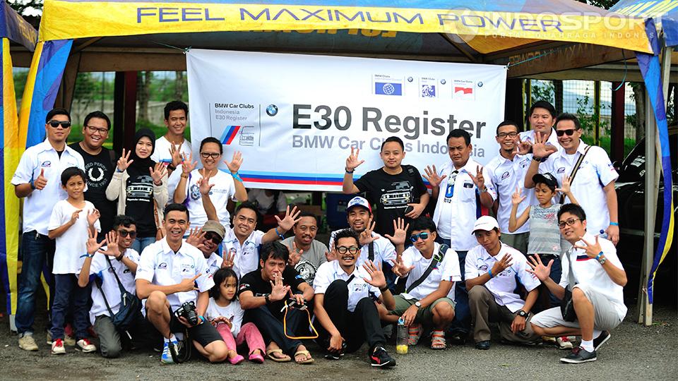 Para anggota BMW CCI E30 Register berkumpul di Sirkuit Internasional Sentul, Jawa Barat, Minggu (30/11/14) untuk merayakan ulang tahun klub. - INDOSPORT
