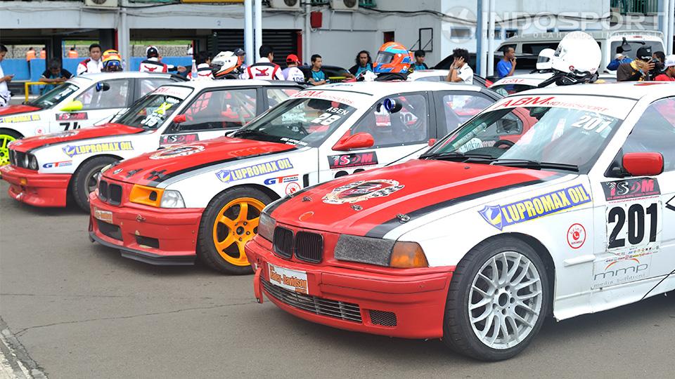 Peserta dengan mobil BMW sedang dalam persiapan untuk perlombaan Indonesian Sentul Series of Motorsport 2014 di Sirkuit Sentul, Minggu (30/11/14).