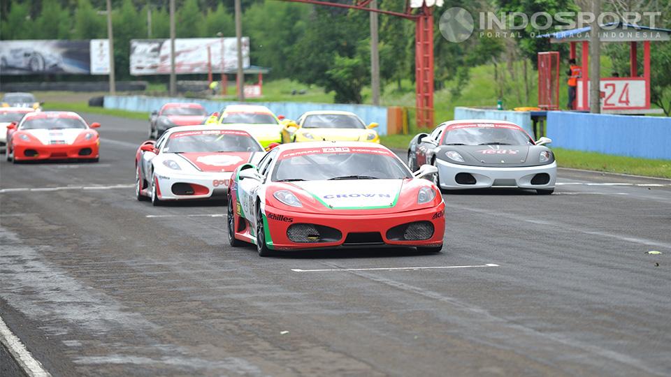 Ferrari F430 langsung tancap gas ketika perlombaan kelas F430 Competizione dimulai. - INDOSPORT