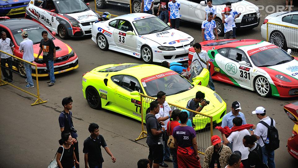 Pengunjung sangat antusias menyaksikan perlombaan Indonesian Sentul Series of Motorsport 2014 di Sirkuit Sentul, Minggu (30/11/14).