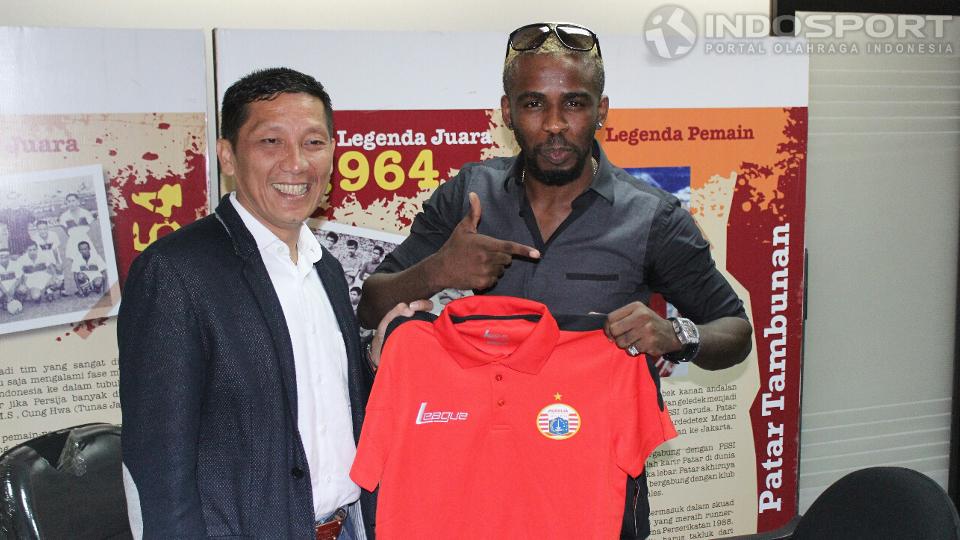 Pemain naturalisasi Greg Nwokolo resmi menandatangani kontrak dengan Persija Jakarta selama 1 tahun di kantor Persija GBK, Jakarta, Jumat (5/12/14). Copyright: Herry Ibrahim/INDOSPORT