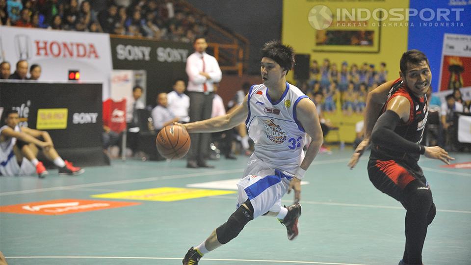 Rony%20Gunawan%20saat%20melewati%20pemain%20M88%20Aspac%20Jakarta.