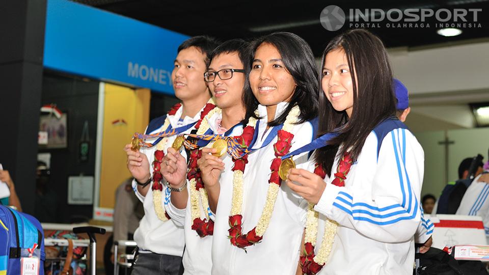 Pebulutangkis pasangan ganda putra Hendra Setiawan dan Mohammad Ahsan serta ganda putri Nitya dan Greysia, tiba di Bandara Soekarno Hatta, Tangerang, usai sukses menyumbangkan 2 mendali emas, 1 Perunggu, 1 Perak  Asian Games di Korea Selatan.