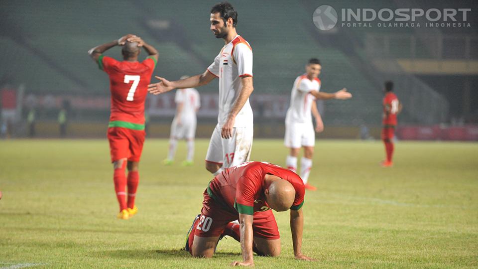 Telak. 15 November 2014, Timnas Indonesia kembali menggelar laga menelan kekalahan dalam laga uji coba melawan Syria 2-0. Sergio Van Dijk tertunduk lesu usai gagal memanfaatkan peluang.