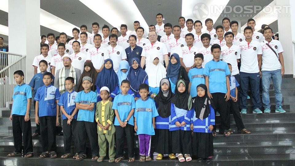 Badan Tim Nasional melepas Timnas U-19 yang akan berangkat menjalankan Umrah di Tanah Suci Mekkah, Maret 2014.
