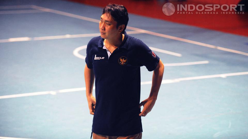 Pelatih%20tim%20nasional%20basket%20Indonesia%2C%20Fictor%20Gideon%20Roring%2C%20sedang%20memantau%20anak%20asuhannya%20menjalani%20laga%20uji%20coba%20di%20Hall%20Basket%20Senayan%2C%20Jakarta%2C%20Jumat%20%2802%2F01%2F15%29.