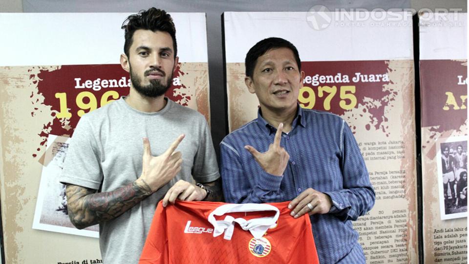 Stefano Lilipaly bersama Ferry Paulus saat diperkenalkan sebagai pemain baru Persija Jakarta di kantor Persija, Senayan, Jakarta. Copyright: Herry Ibrahim/INDOSPORT