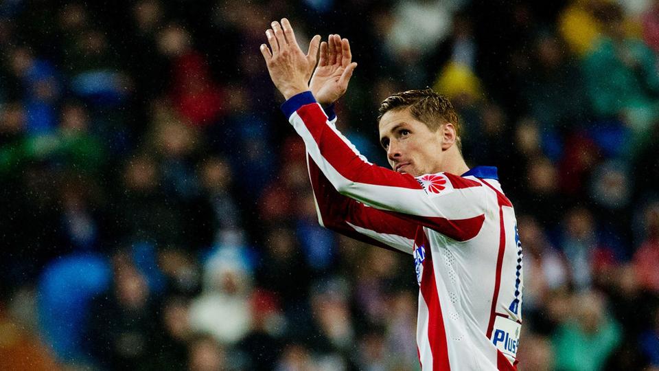 Fernando Torres bertupuk tangan kepada fans saat Atletico Madrid mengalahkan Real Madrid dengan agregat 4-2 dalam pertandingan Copa del Rey di Santiago Bernabeu, Jumat (16/01/15). Copyright: GETTY IMAGES