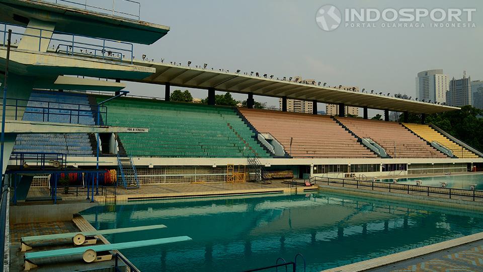 Tampak keseluruhan arena kolam renang Senayan yang harus melakukan renovasi sebelum Asian Games 2018.