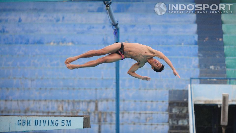 Andriyan saat berlatih melakukan loncat indah di kolam renang Gelora Bung Karno, Jakarta. Jumat (06/02/2015).