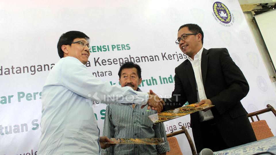 Sekjen PB PASI, Tigor M Tanjung (kiri) dan Sekjen PSSI (Kanan) berjabat tangan usai menandatangani perjanjian kerjasama PSI dan PSSI di Stadion Madya, Senayan, Jakarta Jumat (13/02/15).