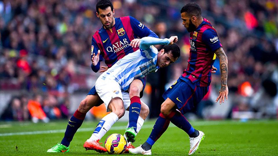 Pencetak gol semata wayang, Juanmi, dikepung oleh Alves dan Busquets. Copyright: Getty Images