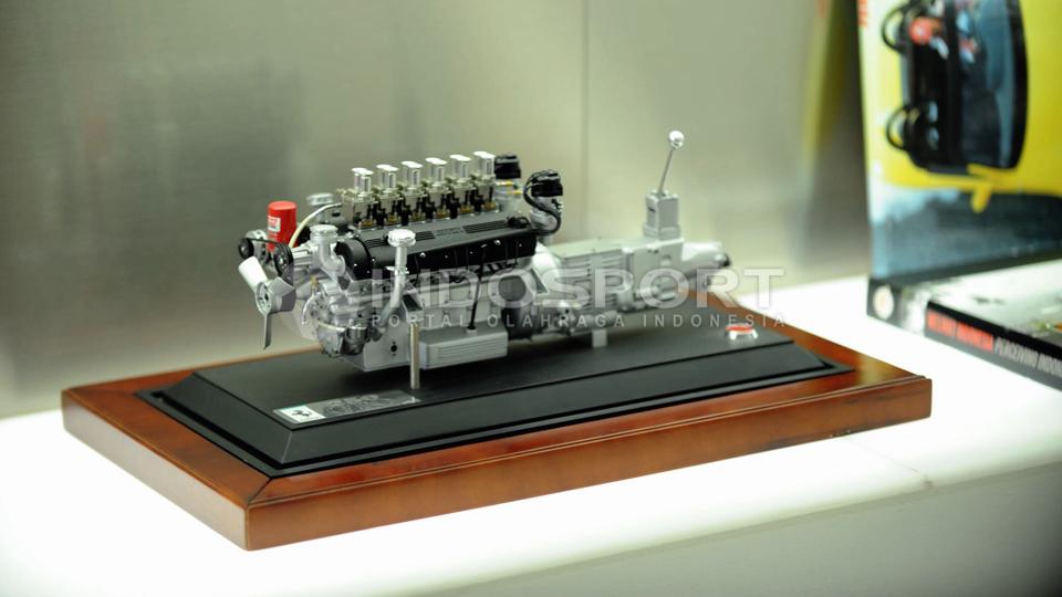 250 GTO. Replika mesin Ferrari 250 GTO yang merupakan limited edition bagi kolektor pernak-pernik Ferrari.